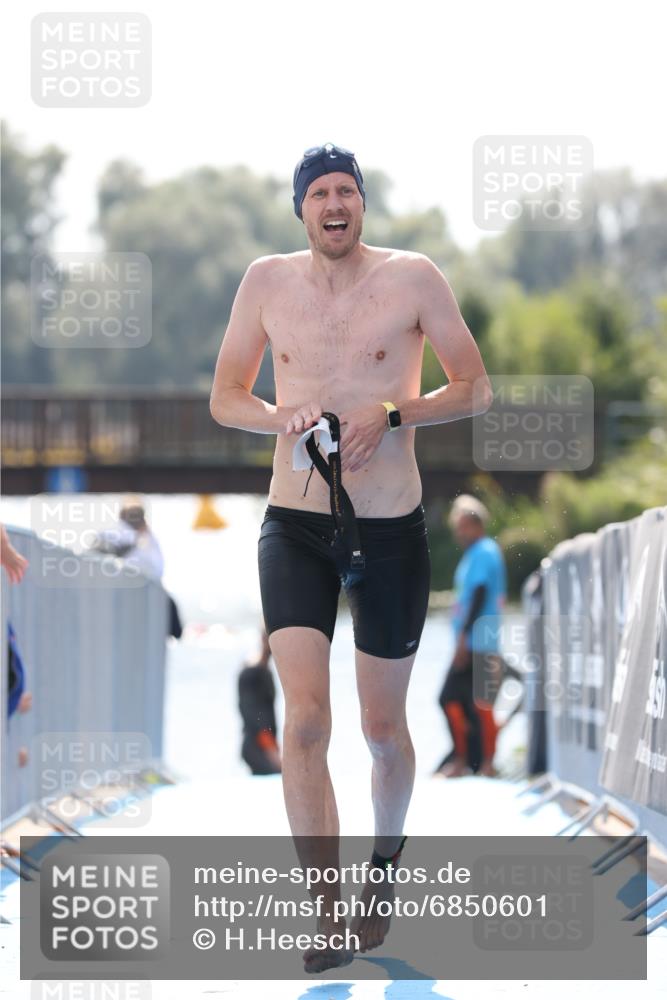 25.08.2024 - Elbe Triathlon Hamburg H.Heesch http://msf.ph/oto/6850601 25.08.2024 15:19:11 Schwimmen  meine-sportfotos.de