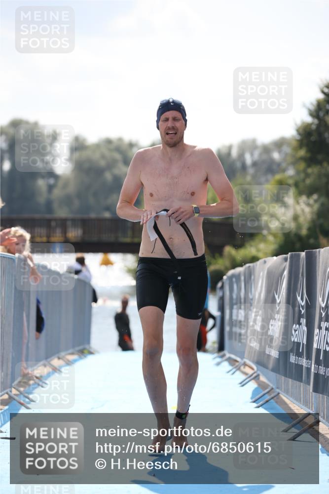 25.08.2024 - Elbe Triathlon Hamburg H.Heesch http://msf.ph/oto/6850615 25.08.2024 15:19:11 Schwimmen  meine-sportfotos.de