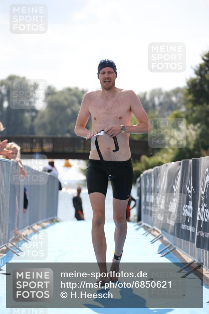 25.08.2024 - Elbe Triathlon Hamburg H.Heesch http://msf.ph/oto/6850621 25.08.2024 15:19:11 Schwimmen  meine-sportfotos.de