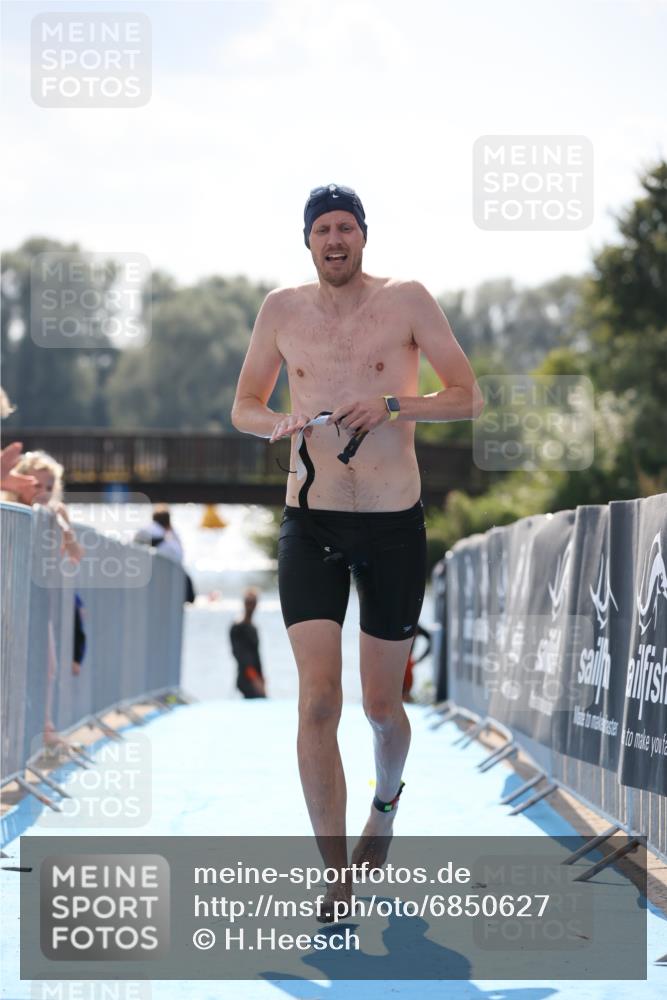 25.08.2024 - Elbe Triathlon Hamburg H.Heesch http://msf.ph/oto/6850627 25.08.2024 15:19:11 Schwimmen  meine-sportfotos.de