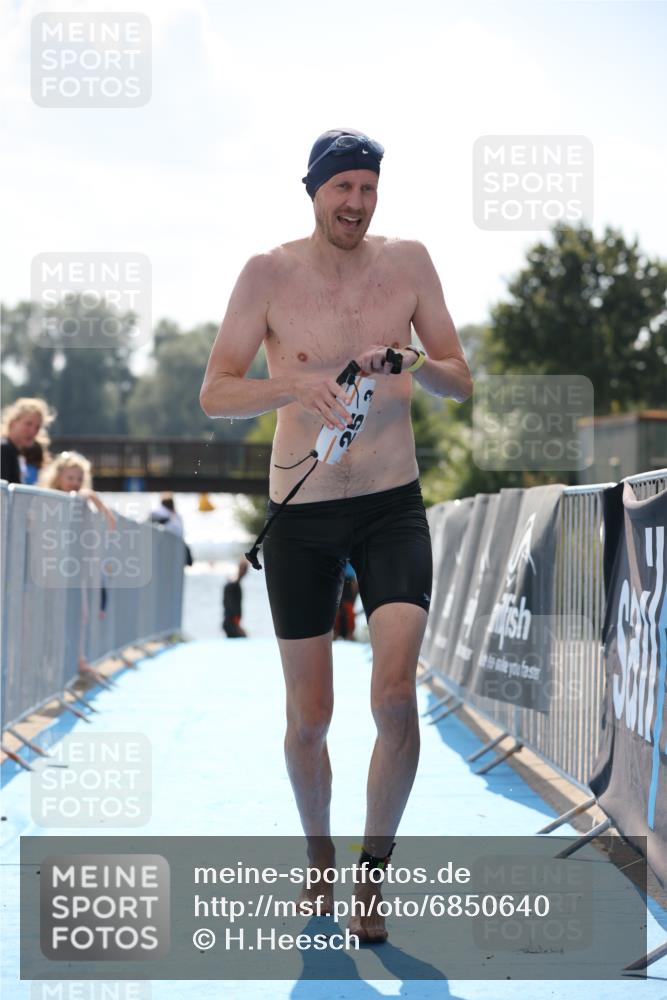 25.08.2024 - Elbe Triathlon Hamburg H.Heesch http://msf.ph/oto/6850640 25.08.2024 15:19:12 Schwimmen  meine-sportfotos.de