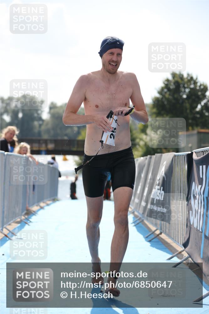 25.08.2024 - Elbe Triathlon Hamburg H.Heesch http://msf.ph/oto/6850647 25.08.2024 15:19:12 Schwimmen  meine-sportfotos.de