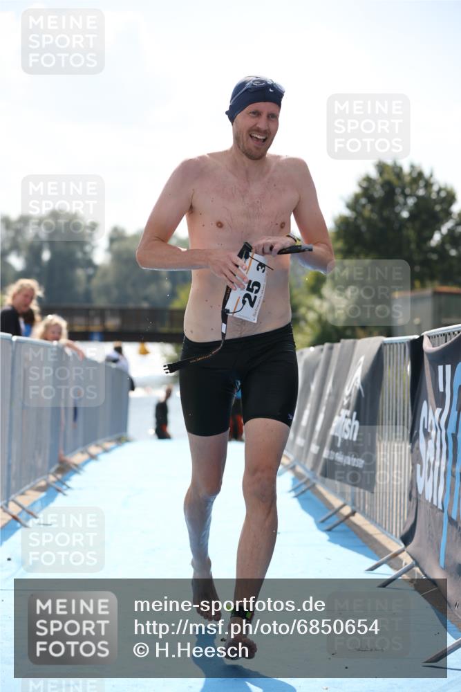 25.08.2024 - Elbe Triathlon Hamburg H.Heesch http://msf.ph/oto/6850654 25.08.2024 15:19:12 Schwimmen  meine-sportfotos.de