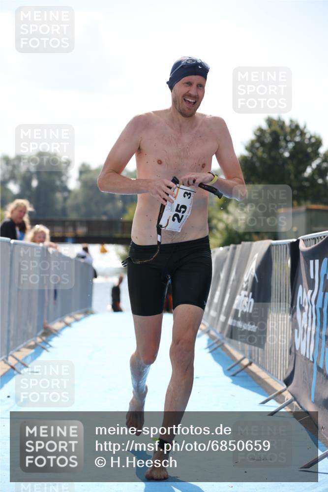 25.08.2024 - Elbe Triathlon Hamburg H.Heesch http://msf.ph/oto/6850659 25.08.2024 15:19:12 Schwimmen  meine-sportfotos.de