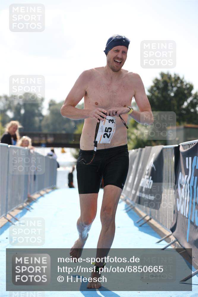 25.08.2024 - Elbe Triathlon Hamburg H.Heesch http://msf.ph/oto/6850665 25.08.2024 15:19:12 Schwimmen  meine-sportfotos.de