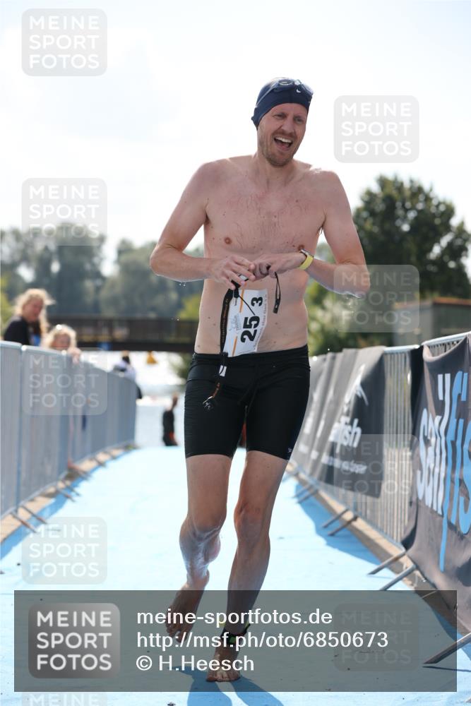 25.08.2024 - Elbe Triathlon Hamburg H.Heesch http://msf.ph/oto/6850673 25.08.2024 15:19:13 Schwimmen  meine-sportfotos.de