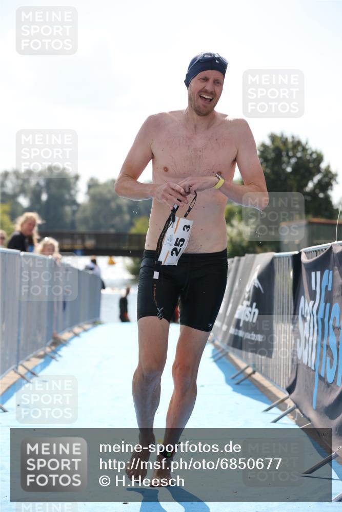 25.08.2024 - Elbe Triathlon Hamburg H.Heesch http://msf.ph/oto/6850677 25.08.2024 15:19:13 Schwimmen  meine-sportfotos.de