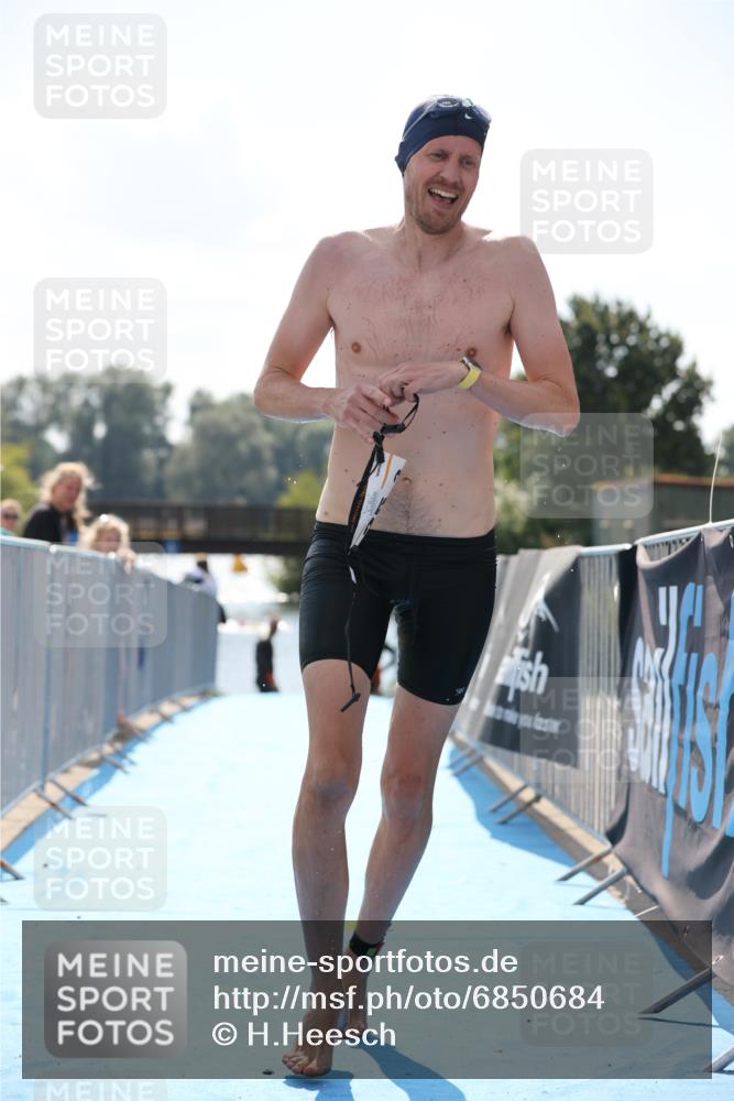 25.08.2024 - Elbe Triathlon Hamburg H.Heesch http://msf.ph/oto/6850684 25.08.2024 15:19:13 Schwimmen  meine-sportfotos.de
