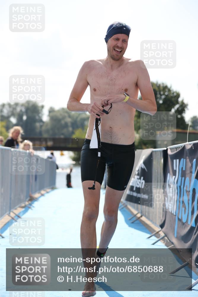 25.08.2024 - Elbe Triathlon Hamburg H.Heesch http://msf.ph/oto/6850688 25.08.2024 15:19:13 Schwimmen  meine-sportfotos.de