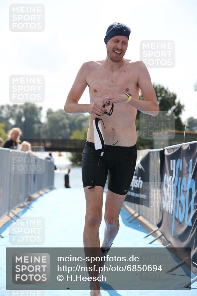25.08.2024 - Elbe Triathlon Hamburg H.Heesch http://msf.ph/oto/6850694 25.08.2024 15:19:13 Schwimmen  meine-sportfotos.de
