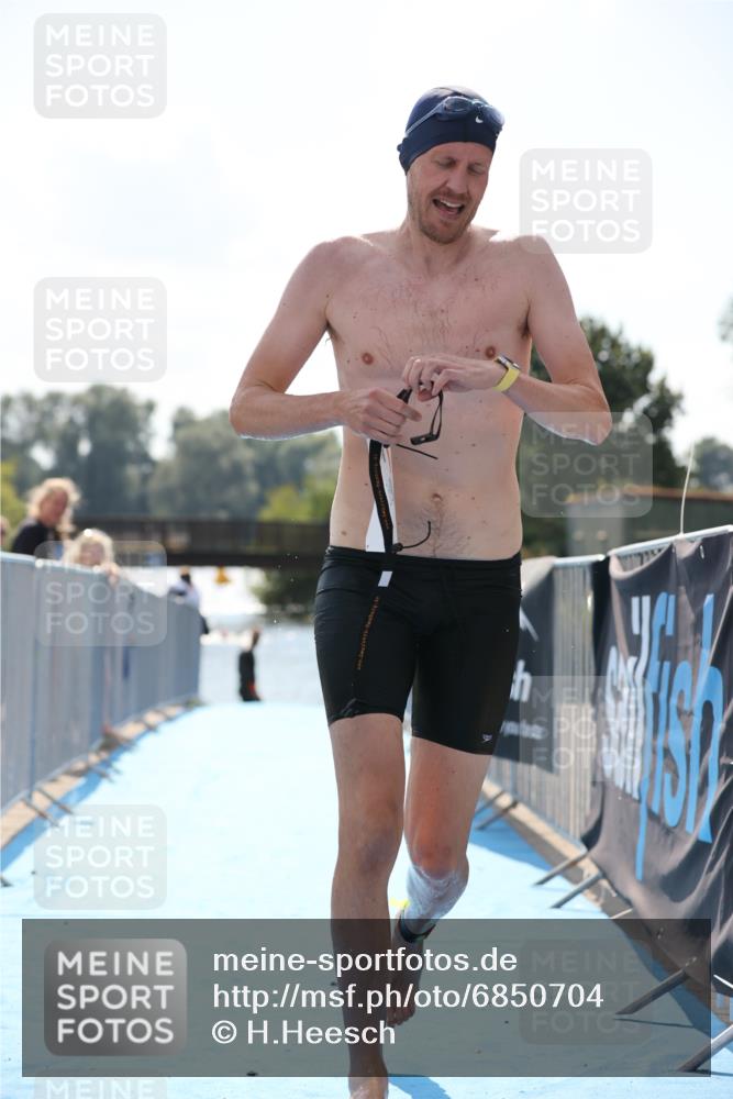 25.08.2024 - Elbe Triathlon Hamburg H.Heesch http://msf.ph/oto/6850704 25.08.2024 15:19:13 Schwimmen  meine-sportfotos.de