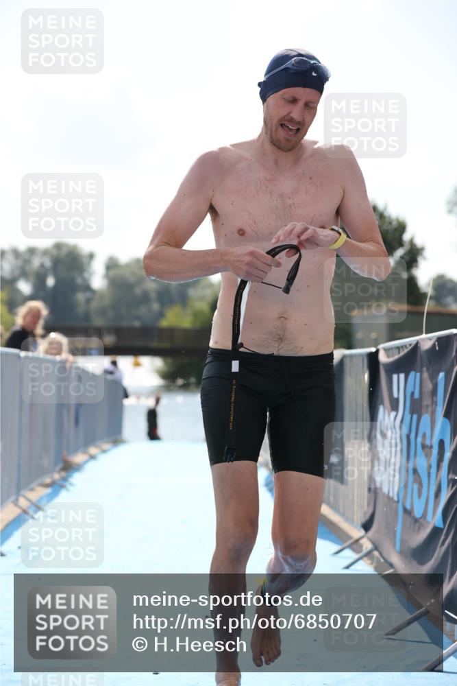 25.08.2024 - Elbe Triathlon Hamburg H.Heesch http://msf.ph/oto/6850707 25.08.2024 15:19:13 Schwimmen  meine-sportfotos.de