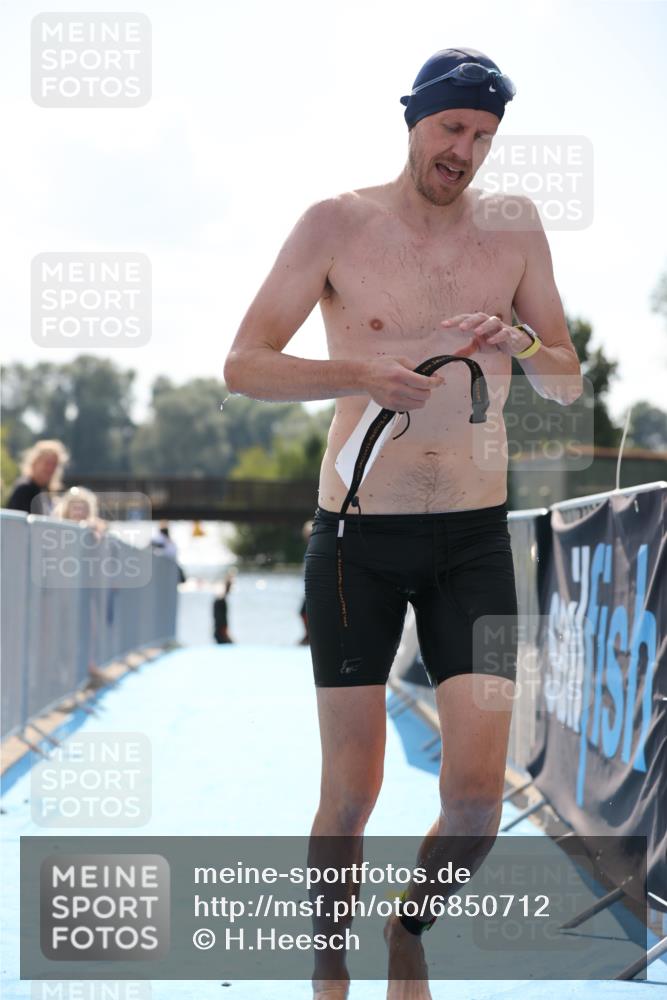 25.08.2024 - Elbe Triathlon Hamburg H.Heesch http://msf.ph/oto/6850712 25.08.2024 15:19:13 Schwimmen  meine-sportfotos.de