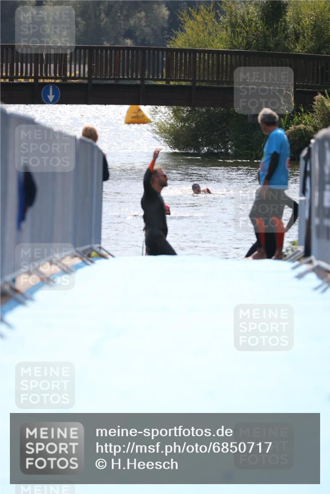25.08.2024 - Elbe Triathlon Hamburg H.Heesch http://msf.ph/oto/6850717 25.08.2024 15:19:33 Schwimmen  meine-sportfotos.de