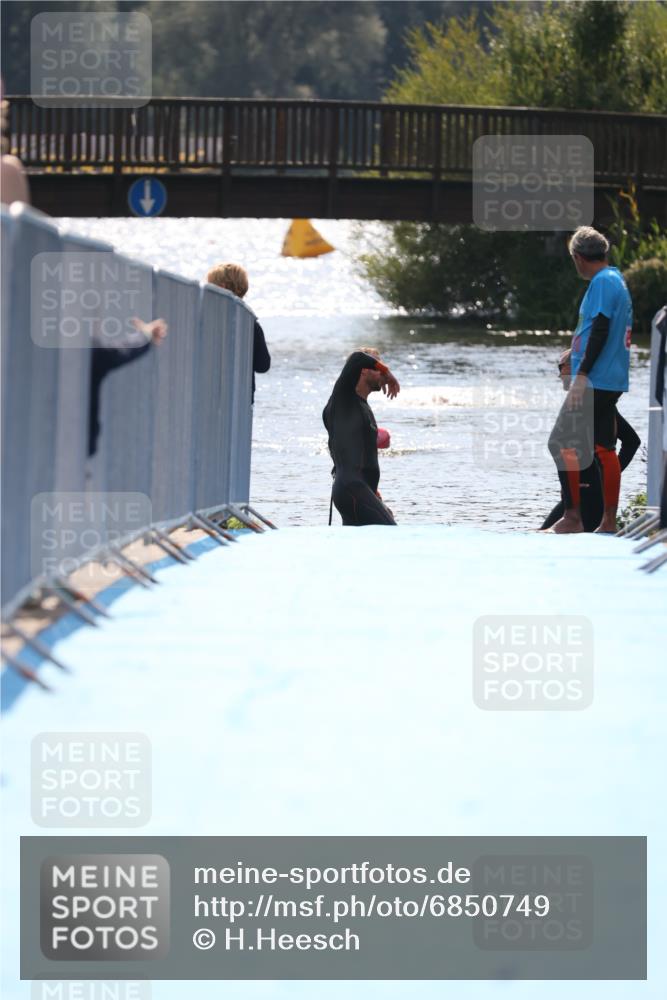 25.08.2024 - Elbe Triathlon Hamburg H.Heesch http://msf.ph/oto/6850749 25.08.2024 15:19:34 Schwimmen  meine-sportfotos.de