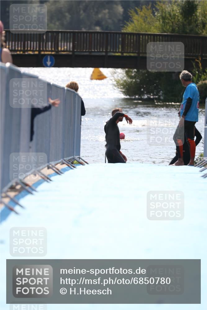 25.08.2024 - Elbe Triathlon Hamburg H.Heesch http://msf.ph/oto/6850780 25.08.2024 15:19:35 Schwimmen  meine-sportfotos.de