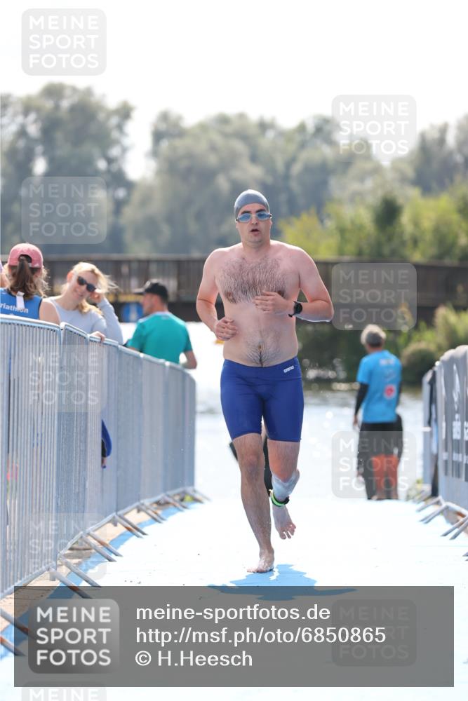 25.08.2024 - Elbe Triathlon Hamburg H.Heesch http://msf.ph/oto/6850865 25.08.2024 15:20:09 Schwimmen  meine-sportfotos.de
