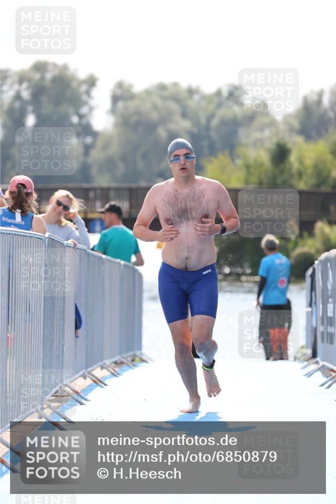 25.08.2024 - Elbe Triathlon Hamburg H.Heesch http://msf.ph/oto/6850879 25.08.2024 15:20:09 Schwimmen  meine-sportfotos.de