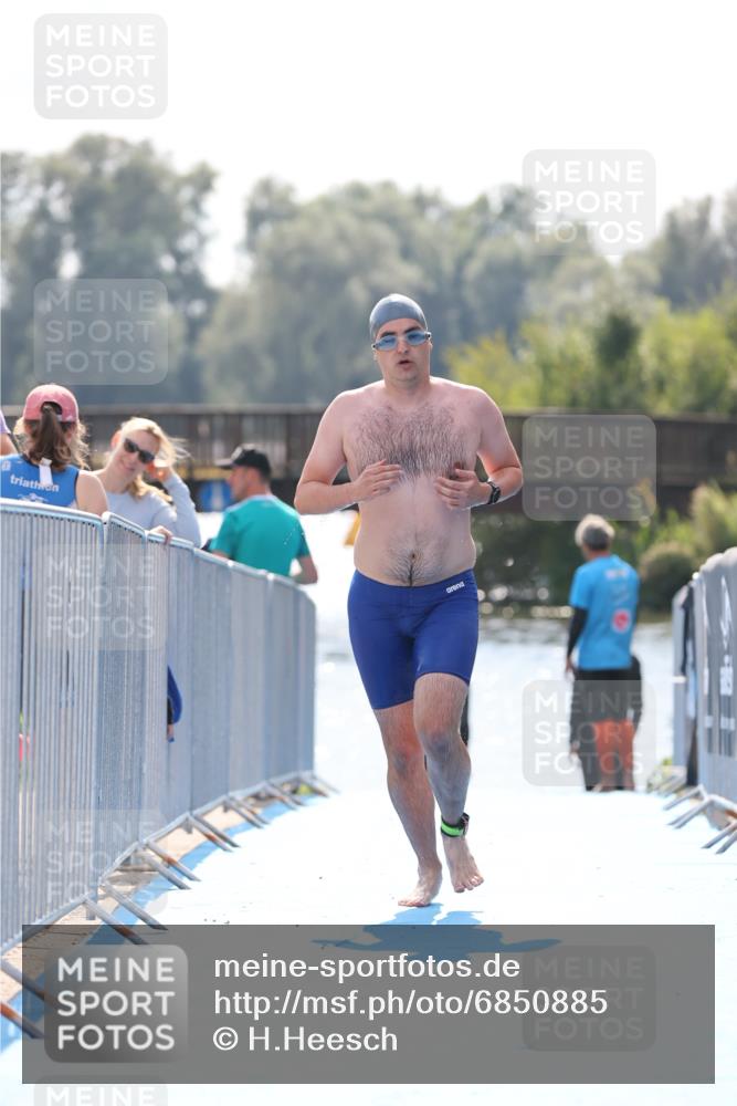 25.08.2024 - Elbe Triathlon Hamburg H.Heesch http://msf.ph/oto/6850885 25.08.2024 15:20:09 Schwimmen  meine-sportfotos.de