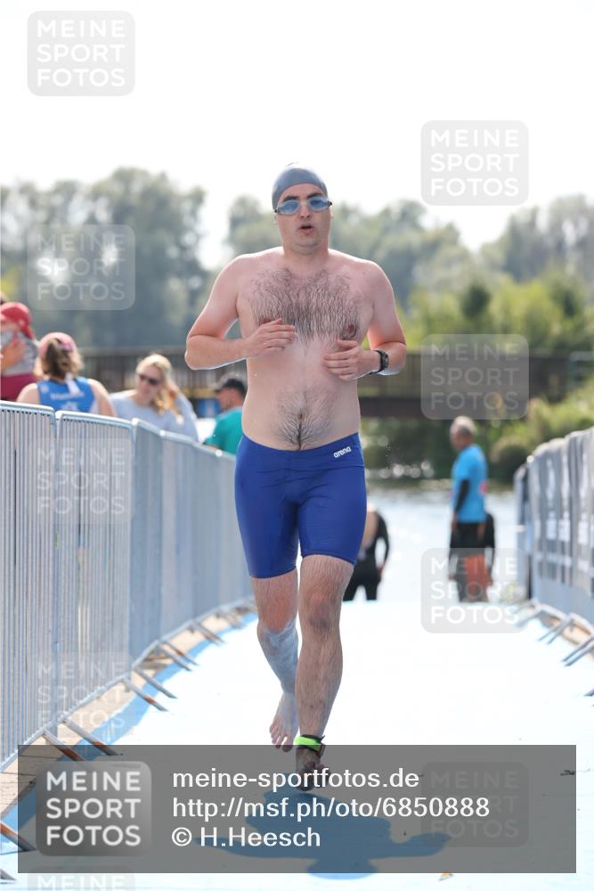 25.08.2024 - Elbe Triathlon Hamburg H.Heesch http://msf.ph/oto/6850888 25.08.2024 15:20:10 Schwimmen  meine-sportfotos.de