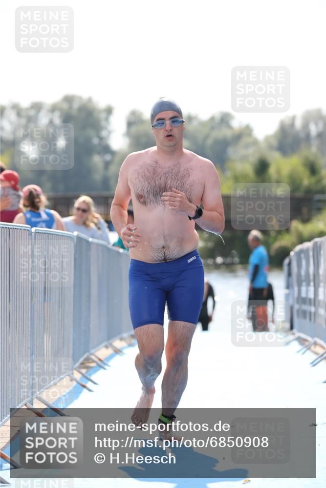 25.08.2024 - Elbe Triathlon Hamburg H.Heesch http://msf.ph/oto/6850908 25.08.2024 15:20:11 Schwimmen  meine-sportfotos.de