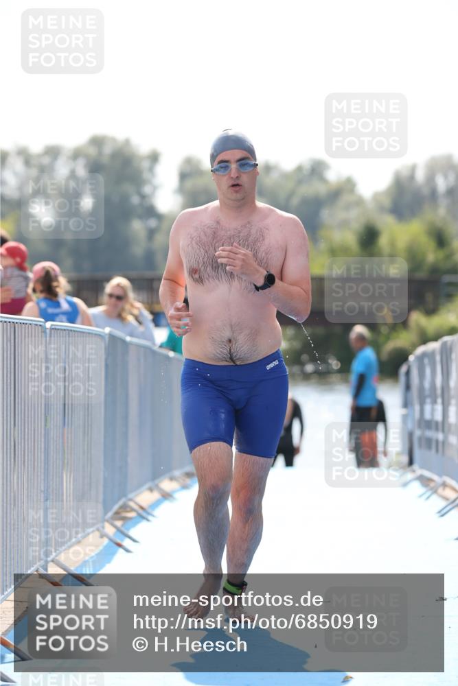 25.08.2024 - Elbe Triathlon Hamburg H.Heesch http://msf.ph/oto/6850919 25.08.2024 15:20:11 Schwimmen  meine-sportfotos.de