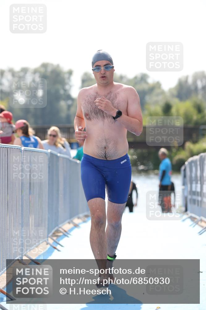 25.08.2024 - Elbe Triathlon Hamburg H.Heesch http://msf.ph/oto/6850930 25.08.2024 15:20:11 Schwimmen  meine-sportfotos.de