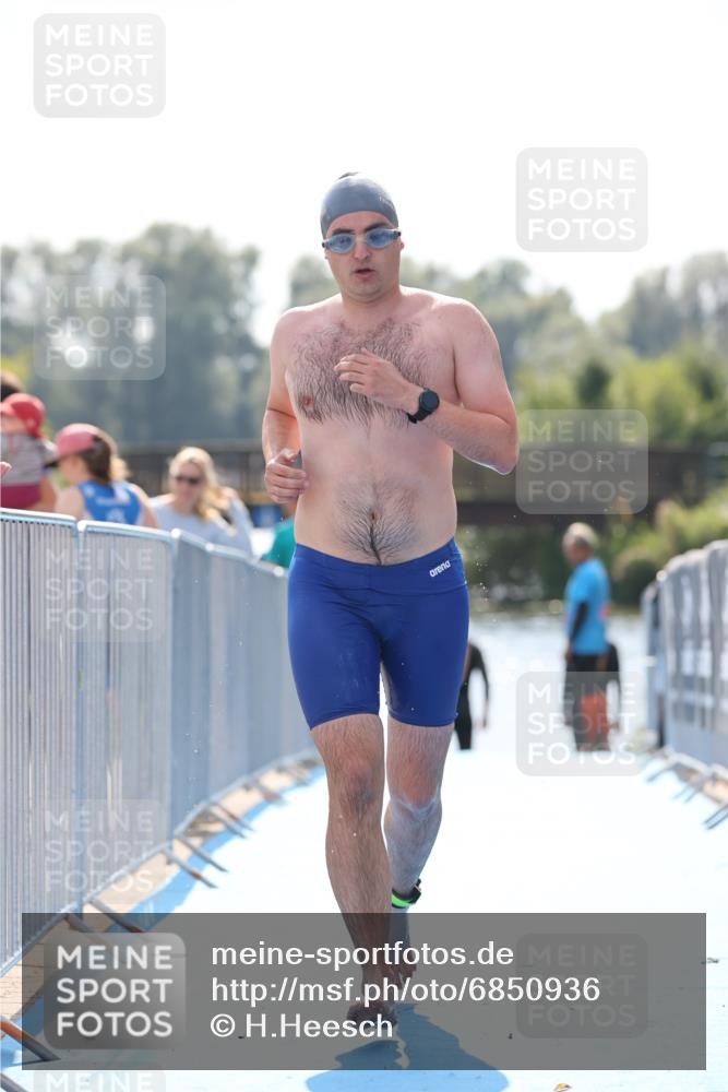 25.08.2024 - Elbe Triathlon Hamburg H.Heesch http://msf.ph/oto/6850936 25.08.2024 15:20:11 Schwimmen  meine-sportfotos.de