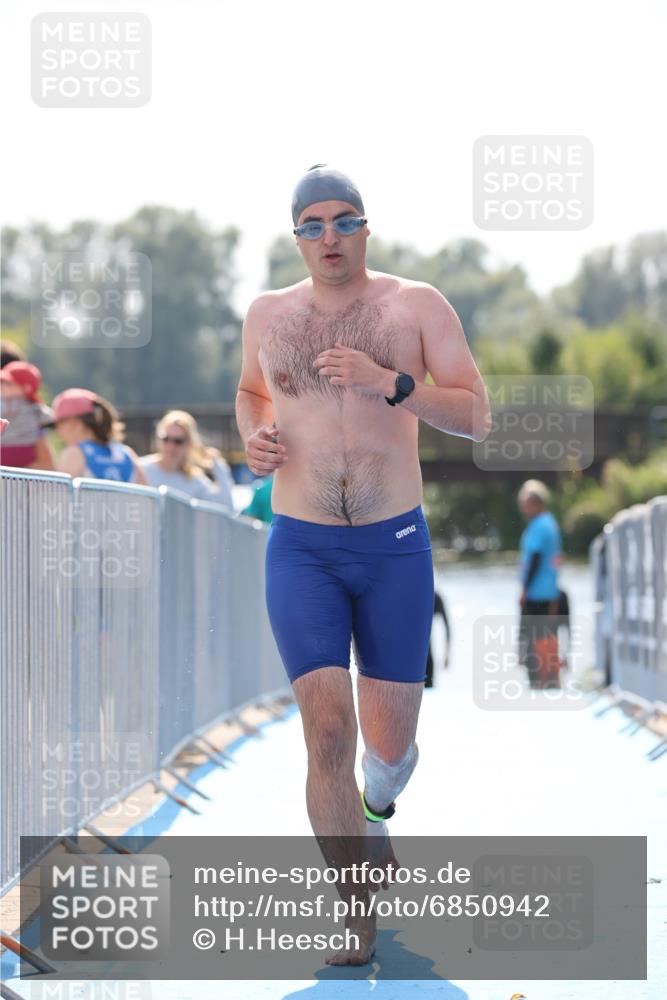 25.08.2024 - Elbe Triathlon Hamburg H.Heesch http://msf.ph/oto/6850942 25.08.2024 15:20:11 Schwimmen  meine-sportfotos.de