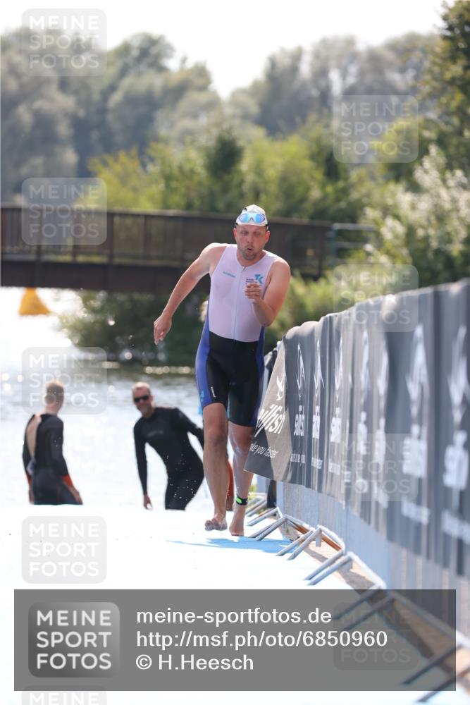 25.08.2024 - Elbe Triathlon Hamburg H.Heesch http://msf.ph/oto/6850960 25.08.2024 15:21:18 Schwimmen  meine-sportfotos.de