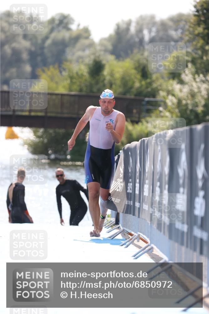 25.08.2024 - Elbe Triathlon Hamburg H.Heesch http://msf.ph/oto/6850972 25.08.2024 15:21:18 Schwimmen  meine-sportfotos.de
