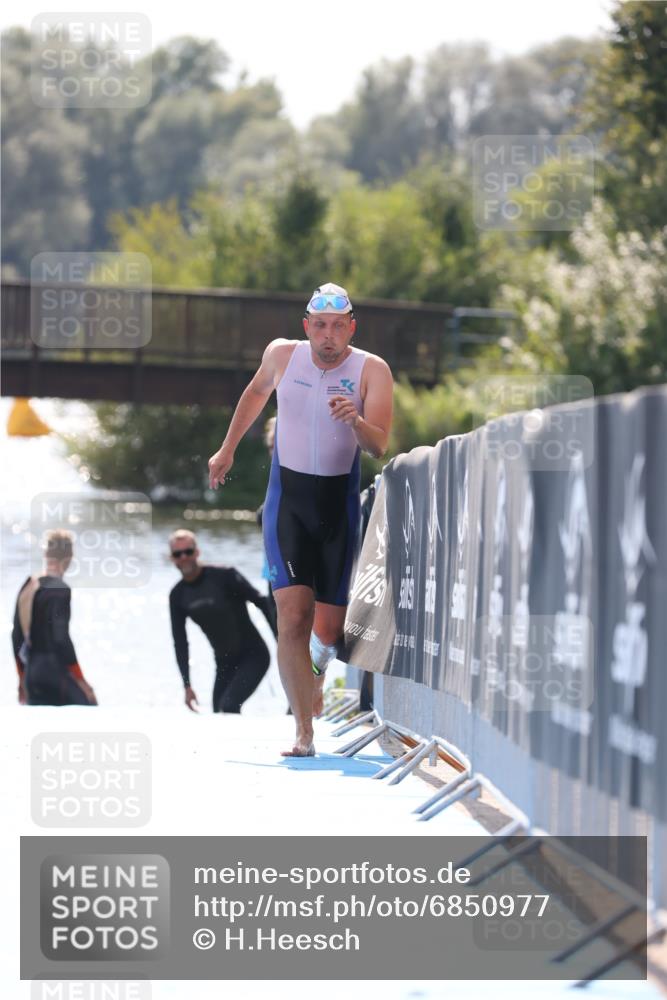 25.08.2024 - Elbe Triathlon Hamburg H.Heesch http://msf.ph/oto/6850977 25.08.2024 15:21:18 Schwimmen  meine-sportfotos.de