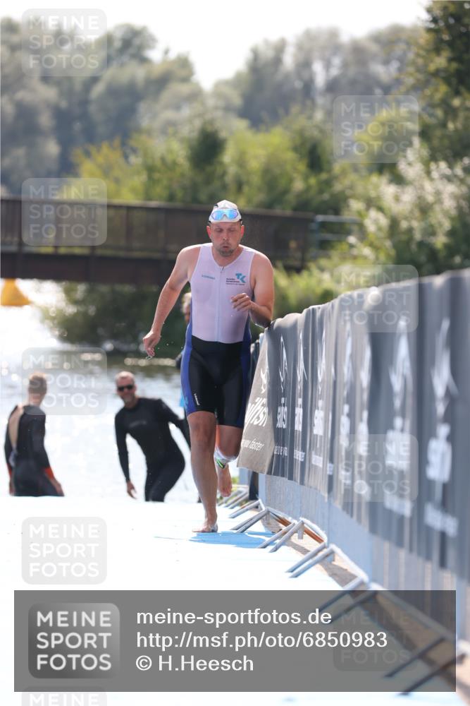 25.08.2024 - Elbe Triathlon Hamburg H.Heesch http://msf.ph/oto/6850983 25.08.2024 15:21:18 Schwimmen  meine-sportfotos.de