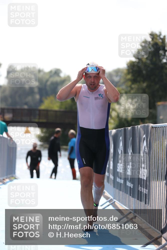 25.08.2024 - Elbe Triathlon Hamburg H.Heesch http://msf.ph/oto/6851063 25.08.2024 15:21:22 Schwimmen  meine-sportfotos.de