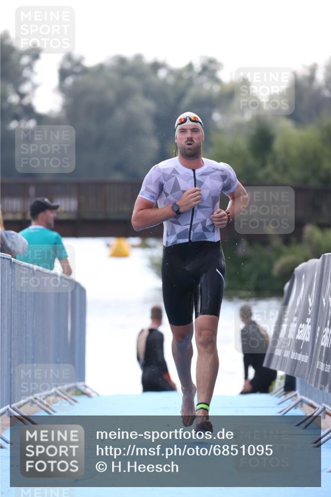 25.08.2024 - Elbe Triathlon Hamburg H.Heesch http://msf.ph/oto/6851095 25.08.2024 15:24:00 Schwimmen  meine-sportfotos.de