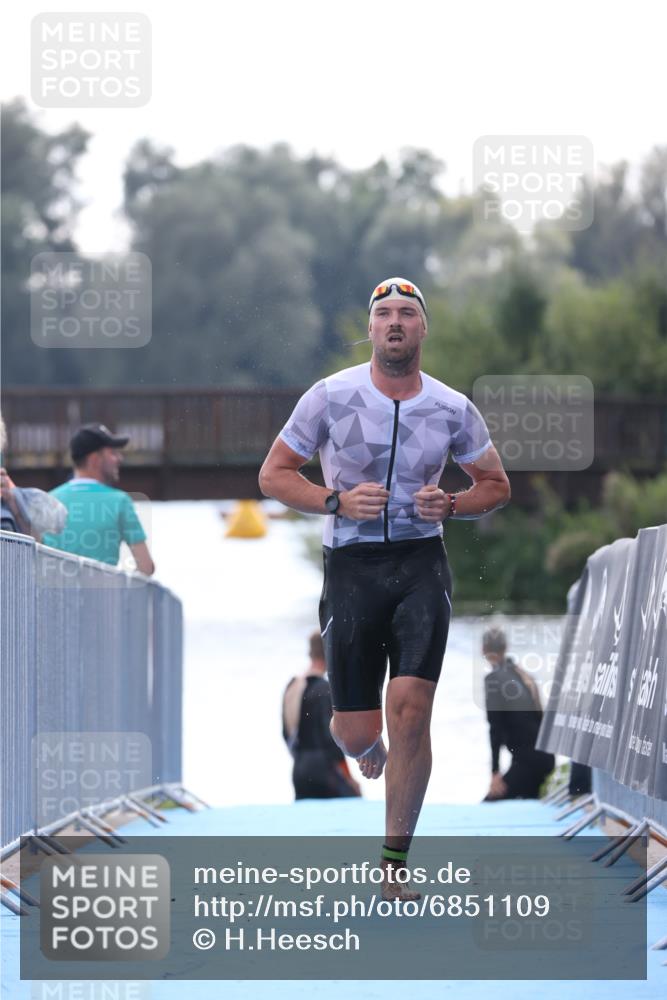 25.08.2024 - Elbe Triathlon Hamburg H.Heesch http://msf.ph/oto/6851109 25.08.2024 15:24:00 Schwimmen  meine-sportfotos.de