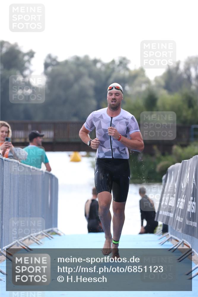 25.08.2024 - Elbe Triathlon Hamburg H.Heesch http://msf.ph/oto/6851123 25.08.2024 15:24:00 Schwimmen  meine-sportfotos.de