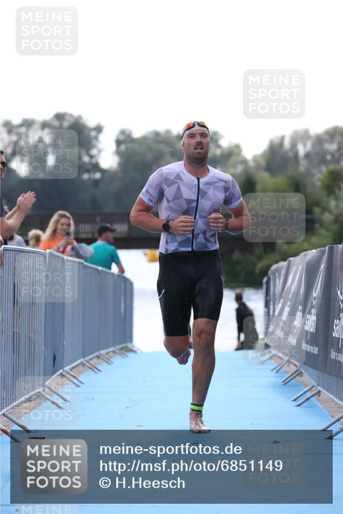25.08.2024 - Elbe Triathlon Hamburg H.Heesch http://msf.ph/oto/6851149 25.08.2024 15:24:01 Schwimmen  meine-sportfotos.de