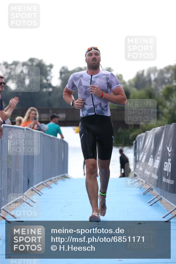 25.08.2024 - Elbe Triathlon Hamburg H.Heesch http://msf.ph/oto/6851171 25.08.2024 15:24:02 Schwimmen  meine-sportfotos.de