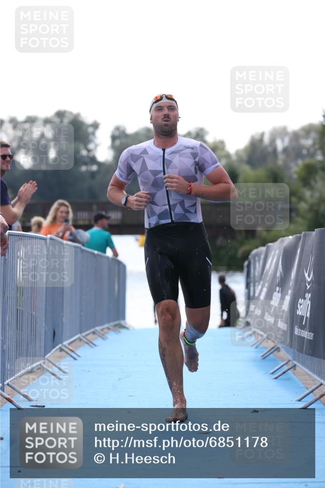 25.08.2024 - Elbe Triathlon Hamburg H.Heesch http://msf.ph/oto/6851178 25.08.2024 15:24:02 Schwimmen  meine-sportfotos.de