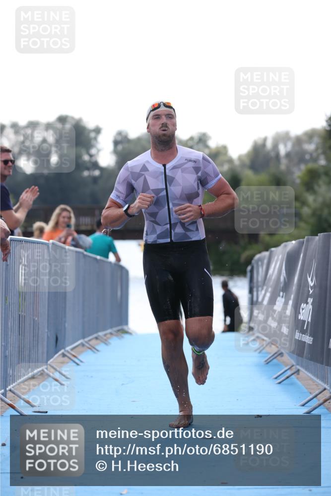 25.08.2024 - Elbe Triathlon Hamburg H.Heesch http://msf.ph/oto/6851190 25.08.2024 15:24:02 Schwimmen  meine-sportfotos.de
