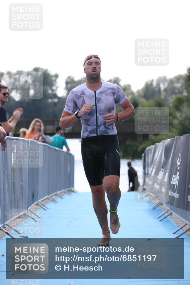 25.08.2024 - Elbe Triathlon Hamburg H.Heesch http://msf.ph/oto/6851197 25.08.2024 15:24:02 Schwimmen  meine-sportfotos.de