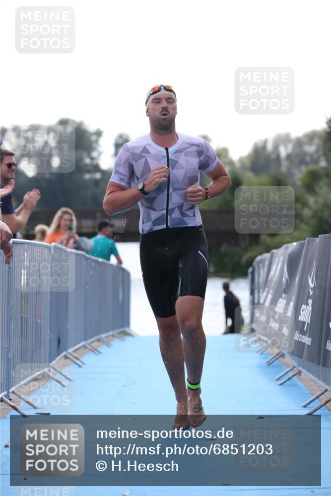 25.08.2024 - Elbe Triathlon Hamburg H.Heesch http://msf.ph/oto/6851203 25.08.2024 15:24:02 Schwimmen  meine-sportfotos.de