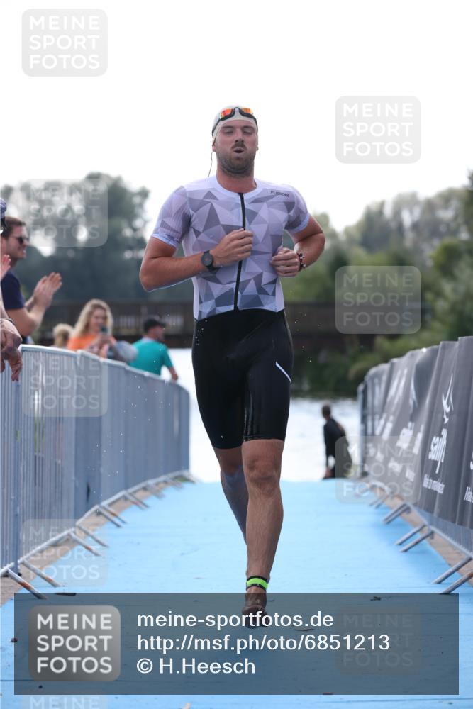25.08.2024 - Elbe Triathlon Hamburg H.Heesch http://msf.ph/oto/6851213 25.08.2024 15:24:02 Schwimmen  meine-sportfotos.de