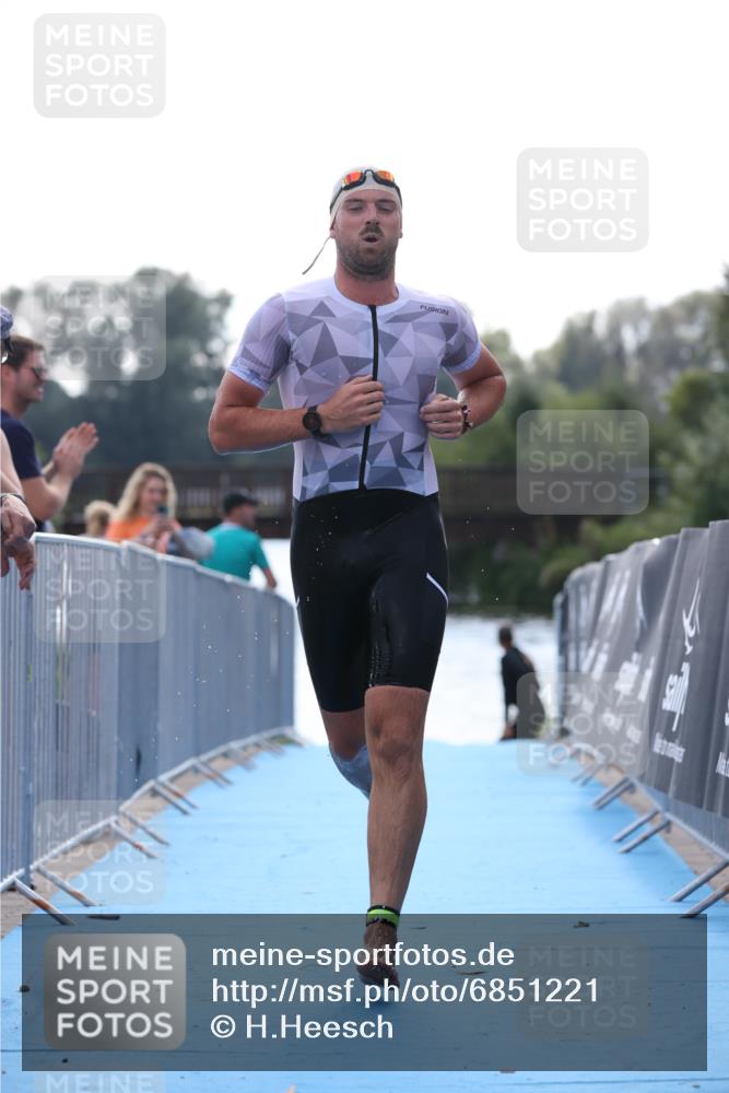 25.08.2024 - Elbe Triathlon Hamburg H.Heesch http://msf.ph/oto/6851221 25.08.2024 15:24:02 Schwimmen  meine-sportfotos.de