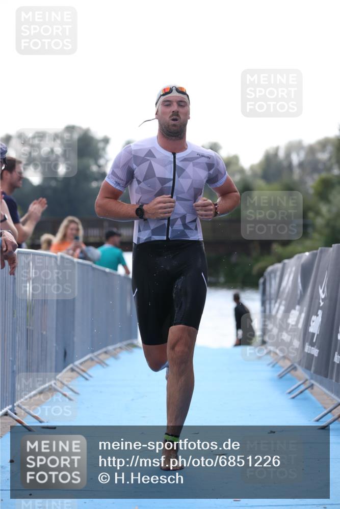 25.08.2024 - Elbe Triathlon Hamburg H.Heesch http://msf.ph/oto/6851226 25.08.2024 15:24:02 Schwimmen  meine-sportfotos.de