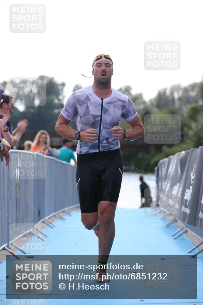 25.08.2024 - Elbe Triathlon Hamburg H.Heesch http://msf.ph/oto/6851232 25.08.2024 15:24:02 Schwimmen  meine-sportfotos.de