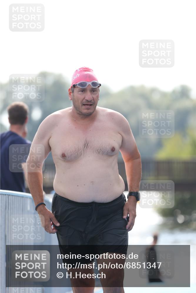 25.08.2024 - Elbe Triathlon Hamburg H.Heesch http://msf.ph/oto/6851347 25.08.2024 15:24:49 Schwimmen  meine-sportfotos.de