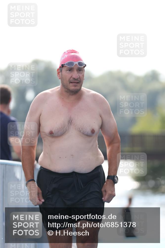 25.08.2024 - Elbe Triathlon Hamburg H.Heesch http://msf.ph/oto/6851378 25.08.2024 15:24:49 Schwimmen  meine-sportfotos.de