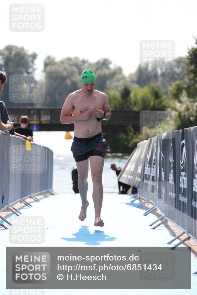 25.08.2024 - Elbe Triathlon Hamburg H.Heesch http://msf.ph/oto/6851434 25.08.2024 15:25:38 Schwimmen  meine-sportfotos.de
